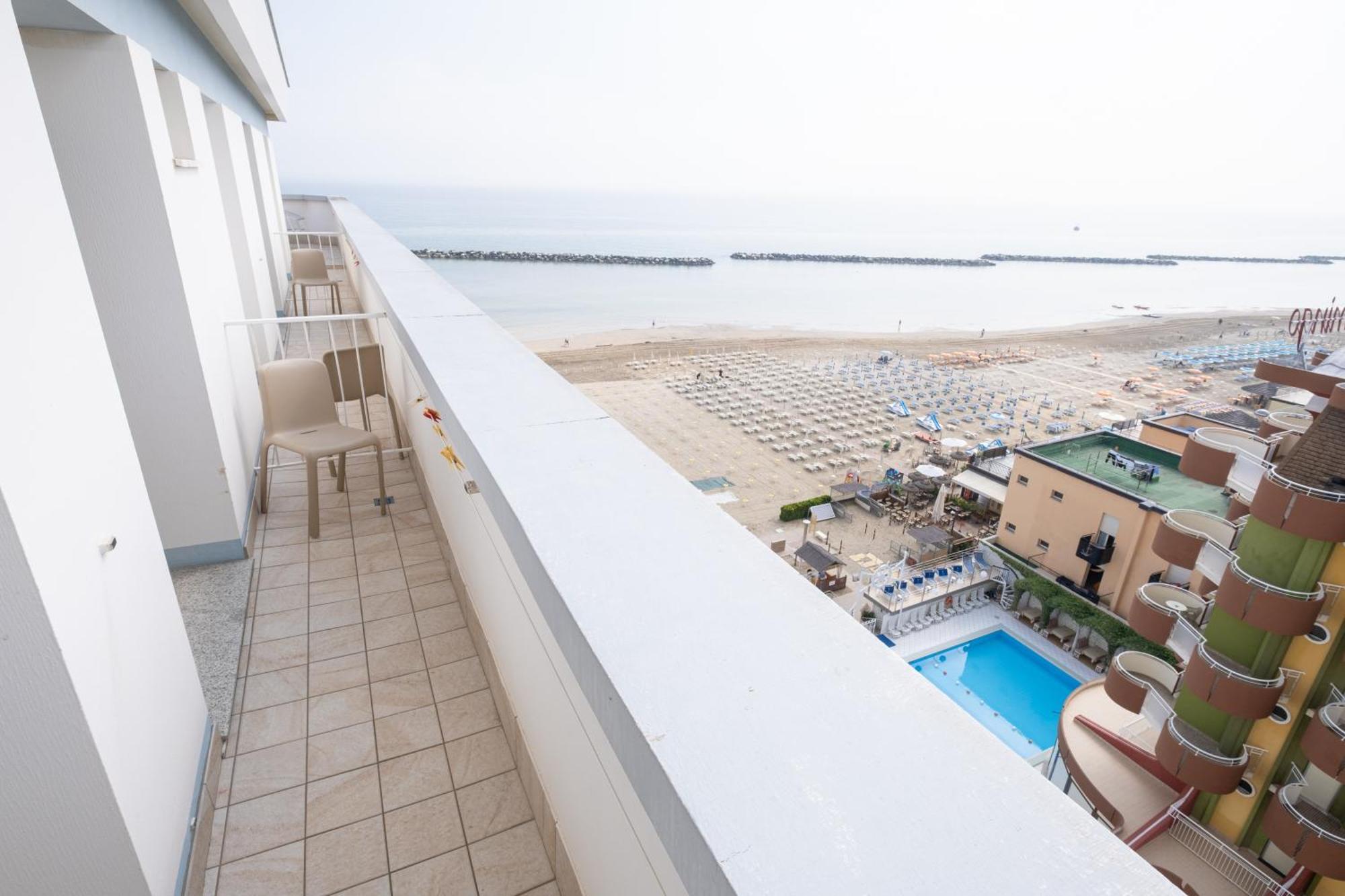 Hotel Capitol Gatteo a Mare Bagian luar foto